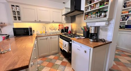 BELVES CENTRE. MAGNIFIQUE, 2 RECEPTION, 3 CHAMBRES, 2.5 SALLES DE BAIN EN SUPERBE ETAT, AVEC TERRASSE, JARDIN ET VUES ININTERROMPUES SUR LA CAMPAGNE. TOUTES LES COMMODITÉS SONT ACCESSIBLES À PIED ! PF90316