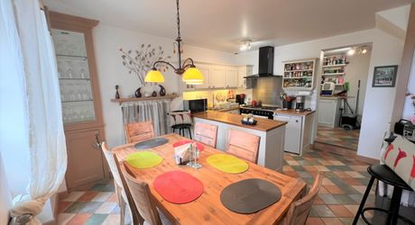 BELVES CENTRE. MAGNIFIQUE, 2 RECEPTION, 3 CHAMBRES, 2.5 SALLES DE BAIN EN SUPERBE ETAT, AVEC TERRASSE, JARDIN ET VUES ININTERROMPUES SUR LA CAMPAGNE. TOUTES LES COMMODITÉS SONT ACCESSIBLES À PIED ! PF90316