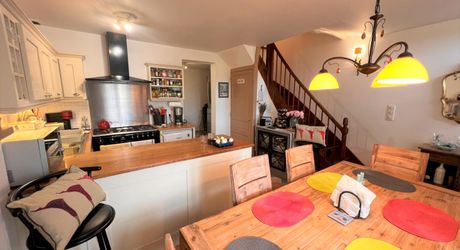 BELVES CENTRE. MAGNIFIQUE, 2 RECEPTION, 3 CHAMBRES, 2.5 SALLES DE BAIN EN SUPERBE ETAT, AVEC TERRASSE, JARDIN ET VUES ININTERROMPUES SUR LA CAMPAGNE. TOUTES LES COMMODITÉS SONT ACCESSIBLES À PIED ! PF90316