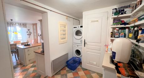 BELVES CENTRE. MAGNIFIQUE, 2 RECEPTION, 3 CHAMBRES, 2.5 SALLES DE BAIN EN SUPERBE ETAT, AVEC TERRASSE, JARDIN ET VUES ININTERROMPUES SUR LA CAMPAGNE. TOUTES LES COMMODITÉS SONT ACCESSIBLES À PIED ! PF90316