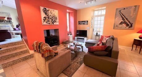 BELVES CENTRE. MAGNIFIQUE, 2 RECEPTION, 3 CHAMBRES, 2.5 SALLES DE BAIN EN SUPERBE ETAT, AVEC TERRASSE, JARDIN ET VUES ININTERROMPUES SUR LA CAMPAGNE. TOUTES LES COMMODITÉS SONT ACCESSIBLES À PIED ! PF90316