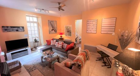 BELVES CENTRE. MAGNIFIQUE, 2 RECEPTION, 3 CHAMBRES, 2.5 SALLES DE BAIN EN SUPERBE ETAT, AVEC TERRASSE, JARDIN ET VUES ININTERROMPUES SUR LA CAMPAGNE. TOUTES LES COMMODITÉS SONT ACCESSIBLES À PIED ! PF90316