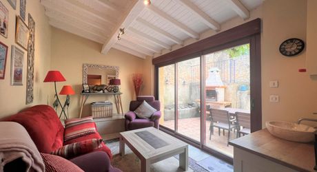 BELVES CENTRE. MAGNIFIQUE, 2 RECEPTION, 3 CHAMBRES, 2.5 SALLES DE BAIN EN SUPERBE ETAT, AVEC TERRASSE, JARDIN ET VUES ININTERROMPUES SUR LA CAMPAGNE. TOUTES LES COMMODITÉS SONT ACCESSIBLES À PIED ! PF90316