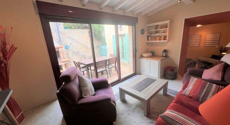 BELVES CENTRE. MAGNIFIQUE, 2 RECEPTION, 3 CHAMBRES, 2.5 SALLES DE BAIN EN SUPERBE ETAT, AVEC TERRASSE, JARDIN ET VUES ININTERROMPUES SUR LA CAMPAGNE. TOUTES LES COMMODITÉS SONT ACCESSIBLES À PIED ! PF90316