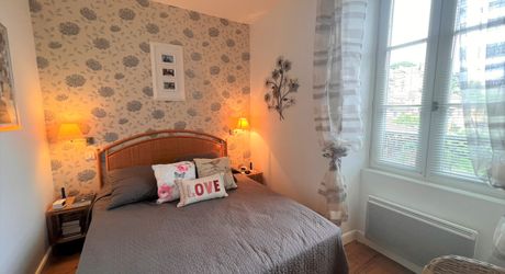 BELVES CENTRE. MAGNIFIQUE, 2 RECEPTION, 3 CHAMBRES, 2.5 SALLES DE BAIN EN SUPERBE ETAT, AVEC TERRASSE, JARDIN ET VUES ININTERROMPUES SUR LA CAMPAGNE. TOUTES LES COMMODITÉS SONT ACCESSIBLES À PIED ! PF90316