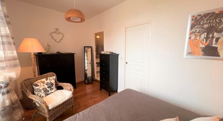 BELVES CENTRE. MAGNIFIQUE, 2 RECEPTION, 3 CHAMBRES, 2.5 SALLES DE BAIN EN SUPERBE ETAT, AVEC TERRASSE, JARDIN ET VUES ININTERROMPUES SUR LA CAMPAGNE. TOUTES LES COMMODITÉS SONT ACCESSIBLES À PIED ! PF90316