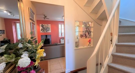 BELVES CENTRE. MAGNIFIQUE, 2 RECEPTION, 3 CHAMBRES, 2.5 SALLES DE BAIN EN SUPERBE ETAT, AVEC TERRASSE, JARDIN ET VUES ININTERROMPUES SUR LA CAMPAGNE. TOUTES LES COMMODITÉS SONT ACCESSIBLES À PIED ! PF90316