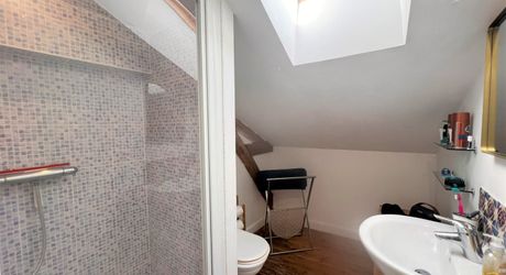BELVES CENTRE. MAGNIFIQUE, 2 RECEPTION, 3 CHAMBRES, 2.5 SALLES DE BAIN EN SUPERBE ETAT, AVEC TERRASSE, JARDIN ET VUES ININTERROMPUES SUR LA CAMPAGNE. TOUTES LES COMMODITÉS SONT ACCESSIBLES À PIED ! PF90316