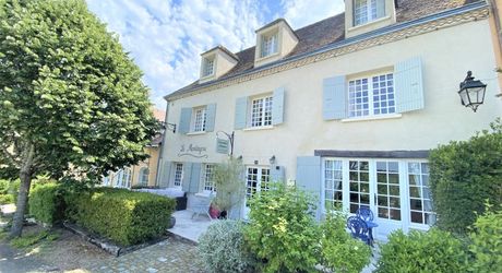 SUPERBE, ÉLÉGANTE MAISON DE 5 CHAMBRES ET 5 SALLES DE BAIN AVEC GRANGES DANS UN MAGNIFIQUE VILLAGE DE LA DORDOGNE AVEC TOUTES LES COMMODITÉS. ACTUELLEMENT EN ACTIVITÉ EN TANT QUE CHAMBRE D'HÔTES/B&B À SUCCÈS. PF90317