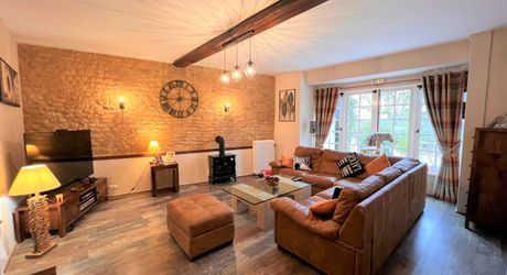 SUPERBE, ÉLÉGANTE MAISON DE 5 CHAMBRES ET 5 SALLES DE BAIN AVEC GRANGES DANS UN MAGNIFIQUE VILLAGE DE LA DORDOGNE AVEC TOUTES LES COMMODITÉS. ACTUELLEMENT EN ACTIVITÉ EN TANT QUE CHAMBRE D'HÔTES/B&B À SUCCÈS. PF90317