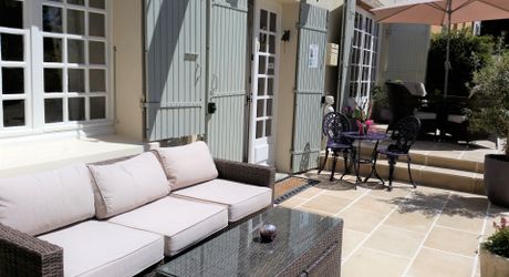 SUPERBE, ÉLÉGANTE MAISON DE 5 CHAMBRES ET 5 SALLES DE BAIN AVEC GRANGES DANS UN MAGNIFIQUE VILLAGE DE LA DORDOGNE AVEC TOUTES LES COMMODITÉS. ACTUELLEMENT EN ACTIVITÉ EN TANT QUE CHAMBRE D'HÔTES/B&B À SUCCÈS. PF90317