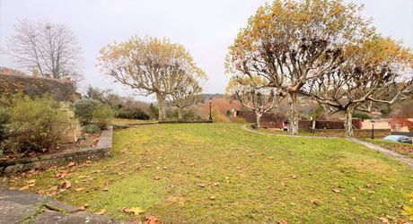 SUPERBE, ÉLÉGANTE MAISON DE 5 CHAMBRES ET 5 SALLES DE BAIN AVEC GRANGES DANS UN MAGNIFIQUE VILLAGE DE LA DORDOGNE AVEC TOUTES LES COMMODITÉS. ACTUELLEMENT EN ACTIVITÉ EN TANT QUE CHAMBRE D'HÔTES/B&B À SUCCÈS. PF90317