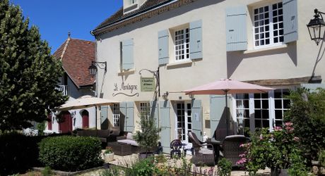 SUPERBE, ÉLÉGANTE MAISON DE 5 CHAMBRES ET 5 SALLES DE BAIN AVEC GRANGES DANS UN MAGNIFIQUE VILLAGE DE LA DORDOGNE AVEC TOUTES LES COMMODITÉS. ACTUELLEMENT EN ACTIVITÉ EN TANT QUE CHAMBRE D'HÔTES/B&B À SUCCÈS. PF90317