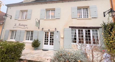SUPERBE, ÉLÉGANTE MAISON DE 5 CHAMBRES ET 5 SALLES DE BAIN AVEC GRANGES DANS UN MAGNIFIQUE VILLAGE DE LA DORDOGNE AVEC TOUTES LES COMMODITÉS. ACTUELLEMENT EN ACTIVITÉ EN TANT QUE CHAMBRE D'HÔTES/B&B À SUCCÈS. PF90317