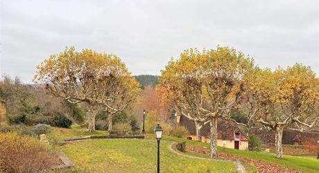 SUPERBE, ÉLÉGANTE MAISON DE 5 CHAMBRES ET 5 SALLES DE BAIN AVEC GRANGES DANS UN MAGNIFIQUE VILLAGE DE LA DORDOGNE AVEC TOUTES LES COMMODITÉS. ACTUELLEMENT EN ACTIVITÉ EN TANT QUE CHAMBRE D'HÔTES/B&B À SUCCÈS. PF90317