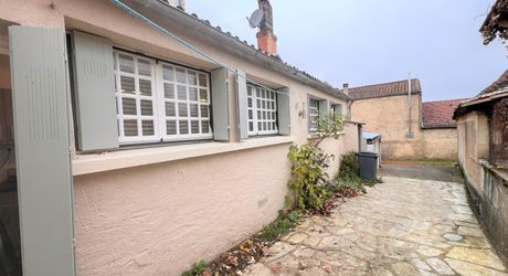 SUPERBE, ÉLÉGANTE MAISON DE 5 CHAMBRES ET 5 SALLES DE BAIN AVEC GRANGES DANS UN MAGNIFIQUE VILLAGE DE LA DORDOGNE AVEC TOUTES LES COMMODITÉS. ACTUELLEMENT EN ACTIVITÉ EN TANT QUE CHAMBRE D'HÔTES/B&B À SUCCÈS. PF90317