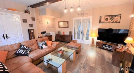 SUPERBE, ÉLÉGANTE MAISON DE 5 CHAMBRES ET 5 SALLES DE BAIN AVEC GRANGES DANS UN MAGNIFIQUE VILLAGE DE LA DORDOGNE AVEC TOUTES LES COMMODITÉS. ACTUELLEMENT EN ACTIVITÉ EN TANT QUE CHAMBRE D'HÔTES/B&B À SUCCÈS. PF90317