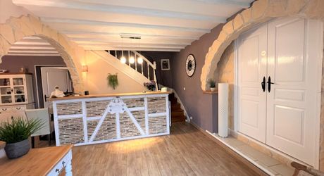 SUPERBE, ÉLÉGANTE MAISON DE 5 CHAMBRES ET 5 SALLES DE BAIN AVEC GRANGES DANS UN MAGNIFIQUE VILLAGE DE LA DORDOGNE AVEC TOUTES LES COMMODITÉS. ACTUELLEMENT EN ACTIVITÉ EN TANT QUE CHAMBRE D'HÔTES/B&B À SUCCÈS. PF90317