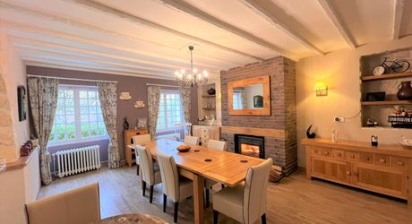 SUPERBE, ÉLÉGANTE MAISON DE 5 CHAMBRES ET 5 SALLES DE BAIN AVEC GRANGES DANS UN MAGNIFIQUE VILLAGE DE LA DORDOGNE AVEC TOUTES LES COMMODITÉS. ACTUELLEMENT EN ACTIVITÉ EN TANT QUE CHAMBRE D'HÔTES/B&B À SUCCÈS. PF90317