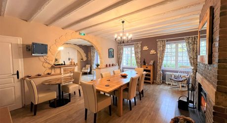 SUPERBE, ÉLÉGANTE MAISON DE 5 CHAMBRES ET 5 SALLES DE BAIN AVEC GRANGES DANS UN MAGNIFIQUE VILLAGE DE LA DORDOGNE AVEC TOUTES LES COMMODITÉS. ACTUELLEMENT EN ACTIVITÉ EN TANT QUE CHAMBRE D'HÔTES/B&B À SUCCÈS. PF90317