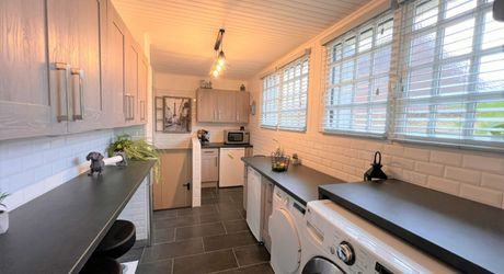 SUPERBE, ÉLÉGANTE MAISON DE 5 CHAMBRES ET 5 SALLES DE BAIN AVEC GRANGES DANS UN MAGNIFIQUE VILLAGE DE LA DORDOGNE AVEC TOUTES LES COMMODITÉS. ACTUELLEMENT EN ACTIVITÉ EN TANT QUE CHAMBRE D'HÔTES/B&B À SUCCÈS. PF90317