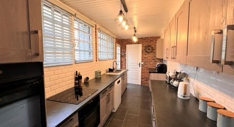 SUPERBE, ÉLÉGANTE MAISON DE 5 CHAMBRES ET 5 SALLES DE BAIN AVEC GRANGES DANS UN MAGNIFIQUE VILLAGE DE LA DORDOGNE AVEC TOUTES LES COMMODITÉS. ACTUELLEMENT EN ACTIVITÉ EN TANT QUE CHAMBRE D'HÔTES/B&B À SUCCÈS. PF90317