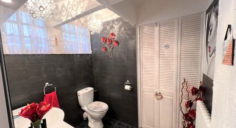 SUPERBE, ÉLÉGANTE MAISON DE 5 CHAMBRES ET 5 SALLES DE BAIN AVEC GRANGES DANS UN MAGNIFIQUE VILLAGE DE LA DORDOGNE AVEC TOUTES LES COMMODITÉS. ACTUELLEMENT EN ACTIVITÉ EN TANT QUE CHAMBRE D'HÔTES/B&B À SUCCÈS. PF90317