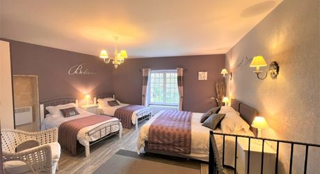 SUPERBE, ÉLÉGANTE MAISON DE 5 CHAMBRES ET 5 SALLES DE BAIN AVEC GRANGES DANS UN MAGNIFIQUE VILLAGE DE LA DORDOGNE AVEC TOUTES LES COMMODITÉS. ACTUELLEMENT EN ACTIVITÉ EN TANT QUE CHAMBRE D'HÔTES/B&B À SUCCÈS. PF90317