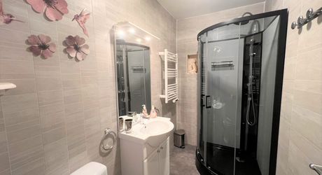 SUPERBE, ÉLÉGANTE MAISON DE 5 CHAMBRES ET 5 SALLES DE BAIN AVEC GRANGES DANS UN MAGNIFIQUE VILLAGE DE LA DORDOGNE AVEC TOUTES LES COMMODITÉS. ACTUELLEMENT EN ACTIVITÉ EN TANT QUE CHAMBRE D'HÔTES/B&B À SUCCÈS. PF90317