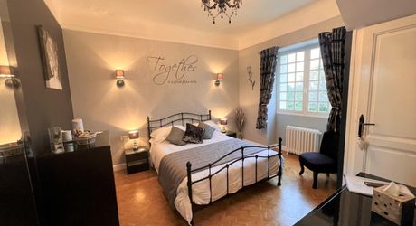 SUPERBE, ÉLÉGANTE MAISON DE 5 CHAMBRES ET 5 SALLES DE BAIN AVEC GRANGES DANS UN MAGNIFIQUE VILLAGE DE LA DORDOGNE AVEC TOUTES LES COMMODITÉS. ACTUELLEMENT EN ACTIVITÉ EN TANT QUE CHAMBRE D'HÔTES/B&B À SUCCÈS. PF90317