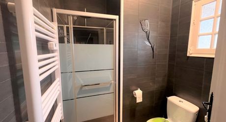 SUPERBE, ÉLÉGANTE MAISON DE 5 CHAMBRES ET 5 SALLES DE BAIN AVEC GRANGES DANS UN MAGNIFIQUE VILLAGE DE LA DORDOGNE AVEC TOUTES LES COMMODITÉS. ACTUELLEMENT EN ACTIVITÉ EN TANT QUE CHAMBRE D'HÔTES/B&B À SUCCÈS. PF90317