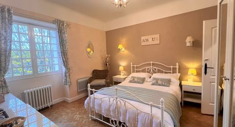 SUPERBE, ÉLÉGANTE MAISON DE 5 CHAMBRES ET 5 SALLES DE BAIN AVEC GRANGES DANS UN MAGNIFIQUE VILLAGE DE LA DORDOGNE AVEC TOUTES LES COMMODITÉS. ACTUELLEMENT EN ACTIVITÉ EN TANT QUE CHAMBRE D'HÔTES/B&B À SUCCÈS. PF90317