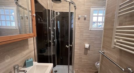 SUPERBE, ÉLÉGANTE MAISON DE 5 CHAMBRES ET 5 SALLES DE BAIN AVEC GRANGES DANS UN MAGNIFIQUE VILLAGE DE LA DORDOGNE AVEC TOUTES LES COMMODITÉS. ACTUELLEMENT EN ACTIVITÉ EN TANT QUE CHAMBRE D'HÔTES/B&B À SUCCÈS. PF90317