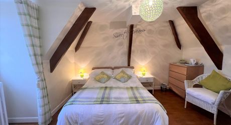 SUPERBE, ÉLÉGANTE MAISON DE 5 CHAMBRES ET 5 SALLES DE BAIN AVEC GRANGES DANS UN MAGNIFIQUE VILLAGE DE LA DORDOGNE AVEC TOUTES LES COMMODITÉS. ACTUELLEMENT EN ACTIVITÉ EN TANT QUE CHAMBRE D'HÔTES/B&B À SUCCÈS. PF90317