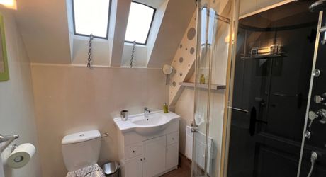 SUPERBE, ÉLÉGANTE MAISON DE 5 CHAMBRES ET 5 SALLES DE BAIN AVEC GRANGES DANS UN MAGNIFIQUE VILLAGE DE LA DORDOGNE AVEC TOUTES LES COMMODITÉS. ACTUELLEMENT EN ACTIVITÉ EN TANT QUE CHAMBRE D'HÔTES/B&B À SUCCÈS. PF90317