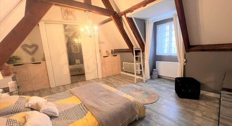 SUPERBE, ÉLÉGANTE MAISON DE 5 CHAMBRES ET 5 SALLES DE BAIN AVEC GRANGES DANS UN MAGNIFIQUE VILLAGE DE LA DORDOGNE AVEC TOUTES LES COMMODITÉS. ACTUELLEMENT EN ACTIVITÉ EN TANT QUE CHAMBRE D'HÔTES/B&B À SUCCÈS. PF90317