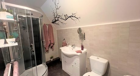 SUPERBE, ÉLÉGANTE MAISON DE 5 CHAMBRES ET 5 SALLES DE BAIN AVEC GRANGES DANS UN MAGNIFIQUE VILLAGE DE LA DORDOGNE AVEC TOUTES LES COMMODITÉS. ACTUELLEMENT EN ACTIVITÉ EN TANT QUE CHAMBRE D'HÔTES/B&B À SUCCÈS. PF90317