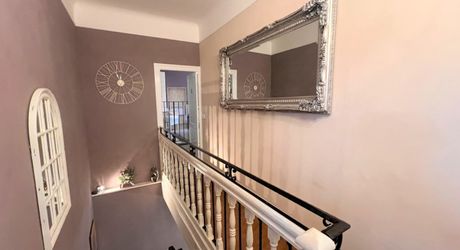 SUPERBE, ÉLÉGANTE MAISON DE 5 CHAMBRES ET 5 SALLES DE BAIN AVEC GRANGES DANS UN MAGNIFIQUE VILLAGE DE LA DORDOGNE AVEC TOUTES LES COMMODITÉS. ACTUELLEMENT EN ACTIVITÉ EN TANT QUE CHAMBRE D'HÔTES/B&B À SUCCÈS. PF90317