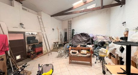 SUPERBE, ÉLÉGANTE MAISON DE 5 CHAMBRES ET 5 SALLES DE BAIN AVEC GRANGES DANS UN MAGNIFIQUE VILLAGE DE LA DORDOGNE AVEC TOUTES LES COMMODITÉS. ACTUELLEMENT EN ACTIVITÉ EN TANT QUE CHAMBRE D'HÔTES/B&B À SUCCÈS. PF90317