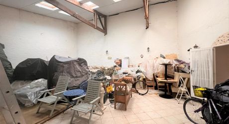 SUPERBE, ÉLÉGANTE MAISON DE 5 CHAMBRES ET 5 SALLES DE BAIN AVEC GRANGES DANS UN MAGNIFIQUE VILLAGE DE LA DORDOGNE AVEC TOUTES LES COMMODITÉS. ACTUELLEMENT EN ACTIVITÉ EN TANT QUE CHAMBRE D'HÔTES/B&B À SUCCÈS. PF90317