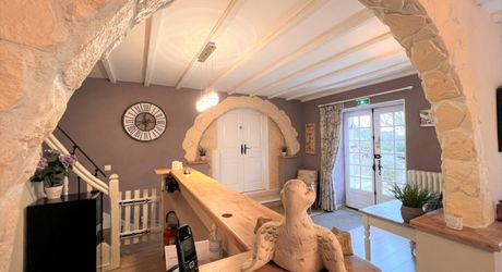 SUPERBE, ÉLÉGANTE MAISON DE 5 CHAMBRES ET 5 SALLES DE BAIN AVEC GRANGES DANS UN MAGNIFIQUE VILLAGE DE LA DORDOGNE AVEC TOUTES LES COMMODITÉS. ACTUELLEMENT EN ACTIVITÉ EN TANT QUE CHAMBRE D'HÔTES/B&B À SUCCÈS. PF90317