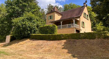 MAISON EN PIERRE DE 4 CHAMBRES AVEC TERRASSES ET JARDINS EN SUPERBE ÉTAT. TRÈS GRAND SOUS-SOL ADAPTABLE DE 113M2. PROCHE DU BUGUE. TRÈS BON PRIX.  PF90318