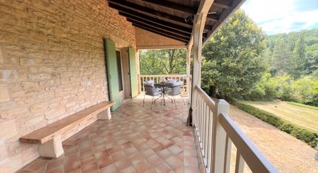 MAISON EN PIERRE DE 4 CHAMBRES AVEC TERRASSES ET JARDINS EN SUPERBE ÉTAT. TRÈS GRAND SOUS-SOL ADAPTABLE DE 113M2. PROCHE DU BUGUE. TRÈS BON PRIX.  PF90318