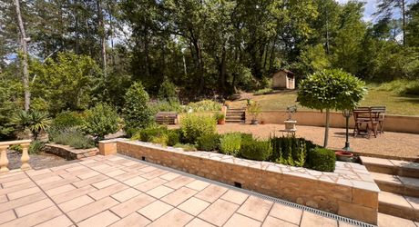 MAISON EN PIERRE DE 4 CHAMBRES AVEC TERRASSES ET JARDINS EN SUPERBE ÉTAT. TRÈS GRAND SOUS-SOL ADAPTABLE DE 113M2. PROCHE DU BUGUE. TRÈS BON PRIX.  PF90318