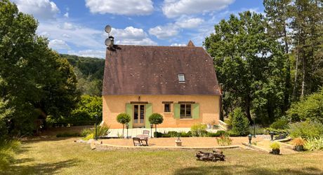 MAISON EN PIERRE DE 4 CHAMBRES AVEC TERRASSES ET JARDINS EN SUPERBE ÉTAT. TRÈS GRAND SOUS-SOL ADAPTABLE DE 113M2. PROCHE DU BUGUE. TRÈS BON PRIX.  PF90318