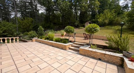 MAISON EN PIERRE DE 4 CHAMBRES AVEC TERRASSES ET JARDINS EN SUPERBE ÉTAT. TRÈS GRAND SOUS-SOL ADAPTABLE DE 113M2. PROCHE DU BUGUE. TRÈS BON PRIX.  PF90318