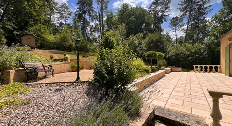 MAISON EN PIERRE DE 4 CHAMBRES AVEC TERRASSES ET JARDINS EN SUPERBE ÉTAT. TRÈS GRAND SOUS-SOL ADAPTABLE DE 113M2. PROCHE DU BUGUE. TRÈS BON PRIX.  PF90318