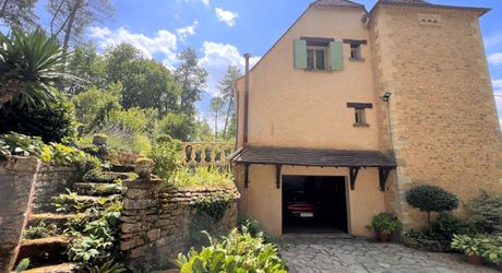 MAISON EN PIERRE DE 4 CHAMBRES AVEC TERRASSES ET JARDINS EN SUPERBE ÉTAT. TRÈS GRAND SOUS-SOL ADAPTABLE DE 113M2. PROCHE DU BUGUE. TRÈS BON PRIX.  PF90318