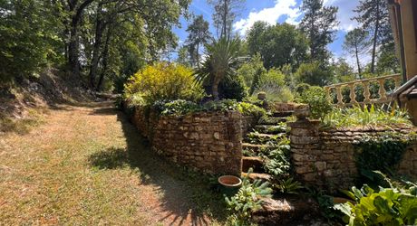 MAISON EN PIERRE DE 4 CHAMBRES AVEC TERRASSES ET JARDINS EN SUPERBE ÉTAT. TRÈS GRAND SOUS-SOL ADAPTABLE DE 113M2. PROCHE DU BUGUE. TRÈS BON PRIX.  PF90318