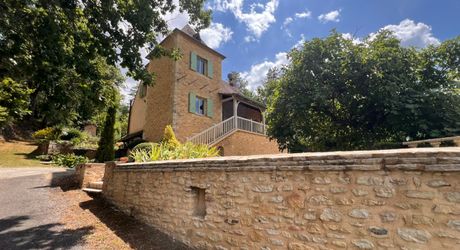 MAISON EN PIERRE DE 4 CHAMBRES AVEC TERRASSES ET JARDINS EN SUPERBE ÉTAT. TRÈS GRAND SOUS-SOL ADAPTABLE DE 113M2. PROCHE DU BUGUE. TRÈS BON PRIX.  PF90318